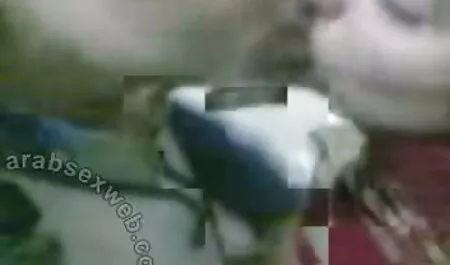 Xoăn chó cái trong màu xanh nhẹ nhàng vuốt ve những phim sex nhat ro net người hàng xóm, dương vật.