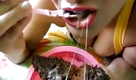 Đặt trên một con điếm sex nhật bản không che hd trắng với ung thư và hình xăm trên mông, Thằng kéo cao su từ dương vật và các cô gái ra ngoài.