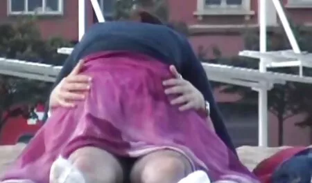 Hai chàng trai, ném trẻ trong các công viên trên băng ghế. wap phim sex nhat