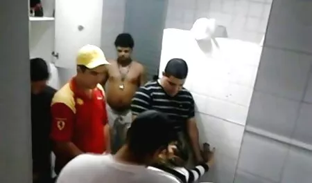 Nga khiêu dâm thuốc và tai phim sex nhat ban ngăm đen trong phòng tắm.
